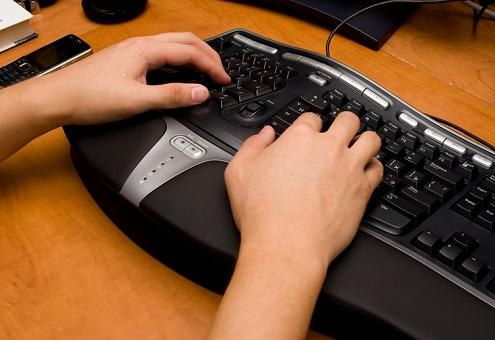 Звук печатает на клавиатуре. Эргономичная клавиатура начала 2000-х. Клавиатура для быстрой печати неоднозначная. Как быстро привыкнуть к новой клавиатуре. Очень быстро печатает.